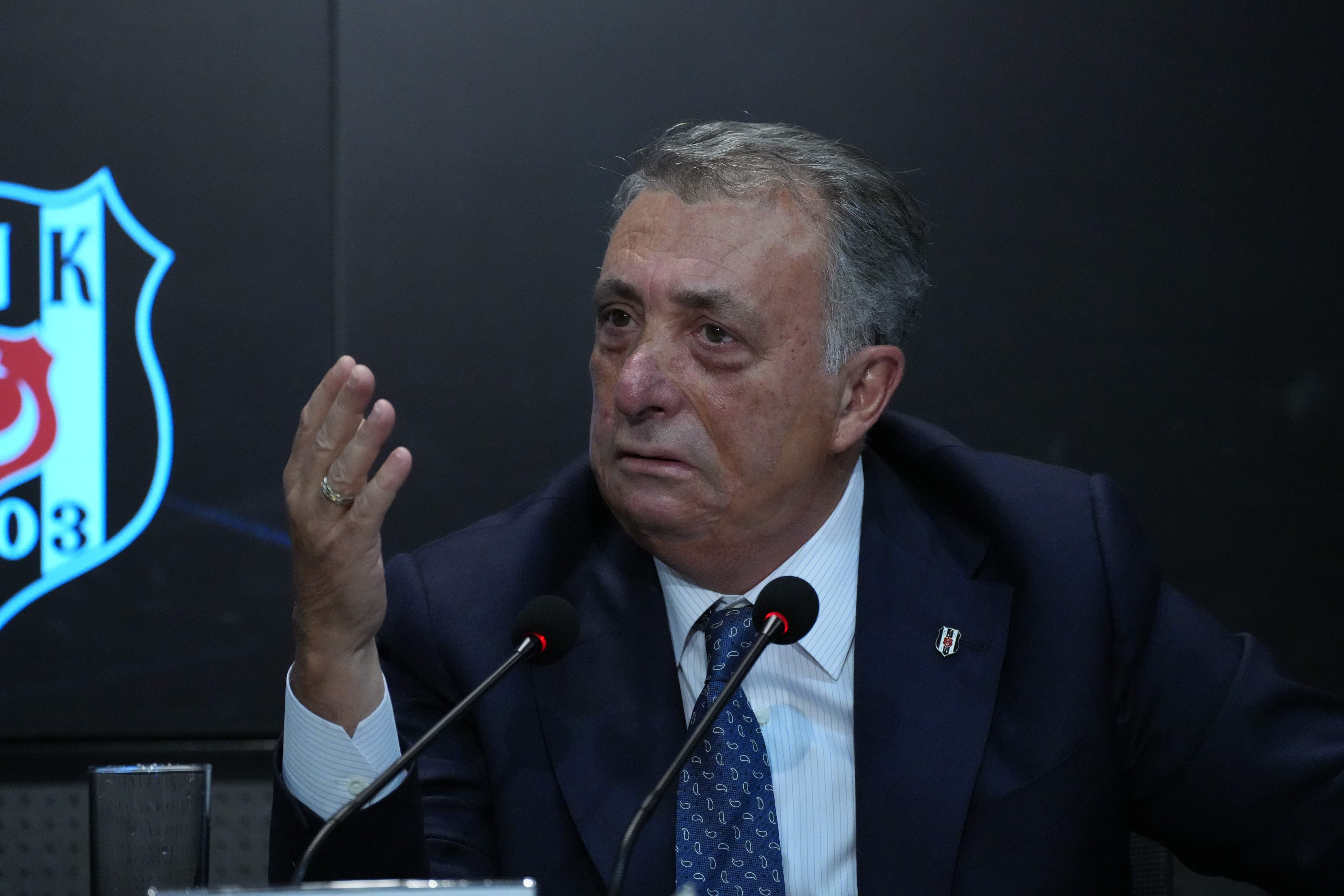 L'ex presidente del Beşiktaş Ahmet Nur Çebi mentre parla durante una conferenza stampa.