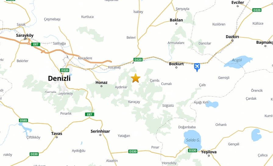 Denizli ve Honaz çevresini gösteren harita üzerinde deprem merkez üssü işareti.
