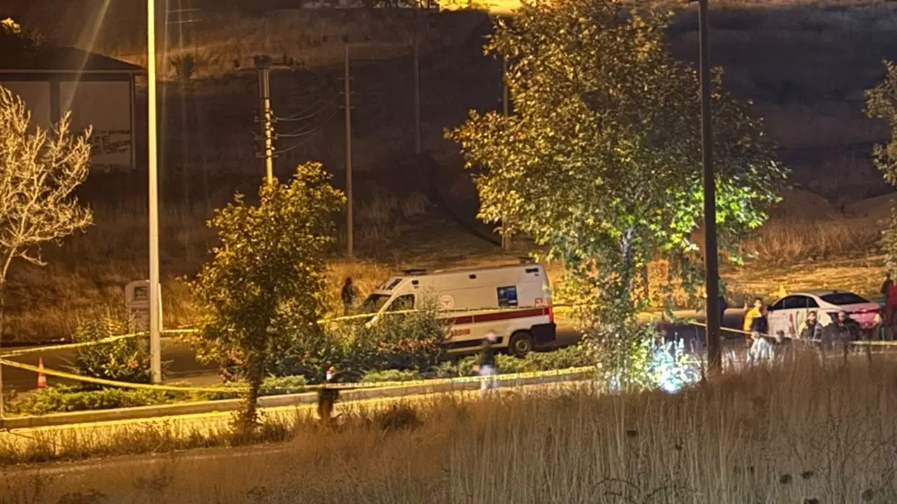 Gece saatlerinde polis şeridiyle çevrilen olay yerinde ambulans ve ekip araçları görülüyor.