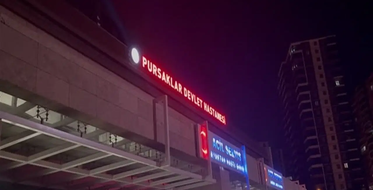 Gece saatlerinde Pursaklar Devlet Hastanesi girişini gösteren görüntü.