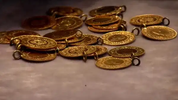 Yüzey üzerine dağılmış altın kolye uçları.