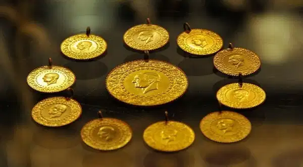 Cam üzerinde sergilenen altınlar.