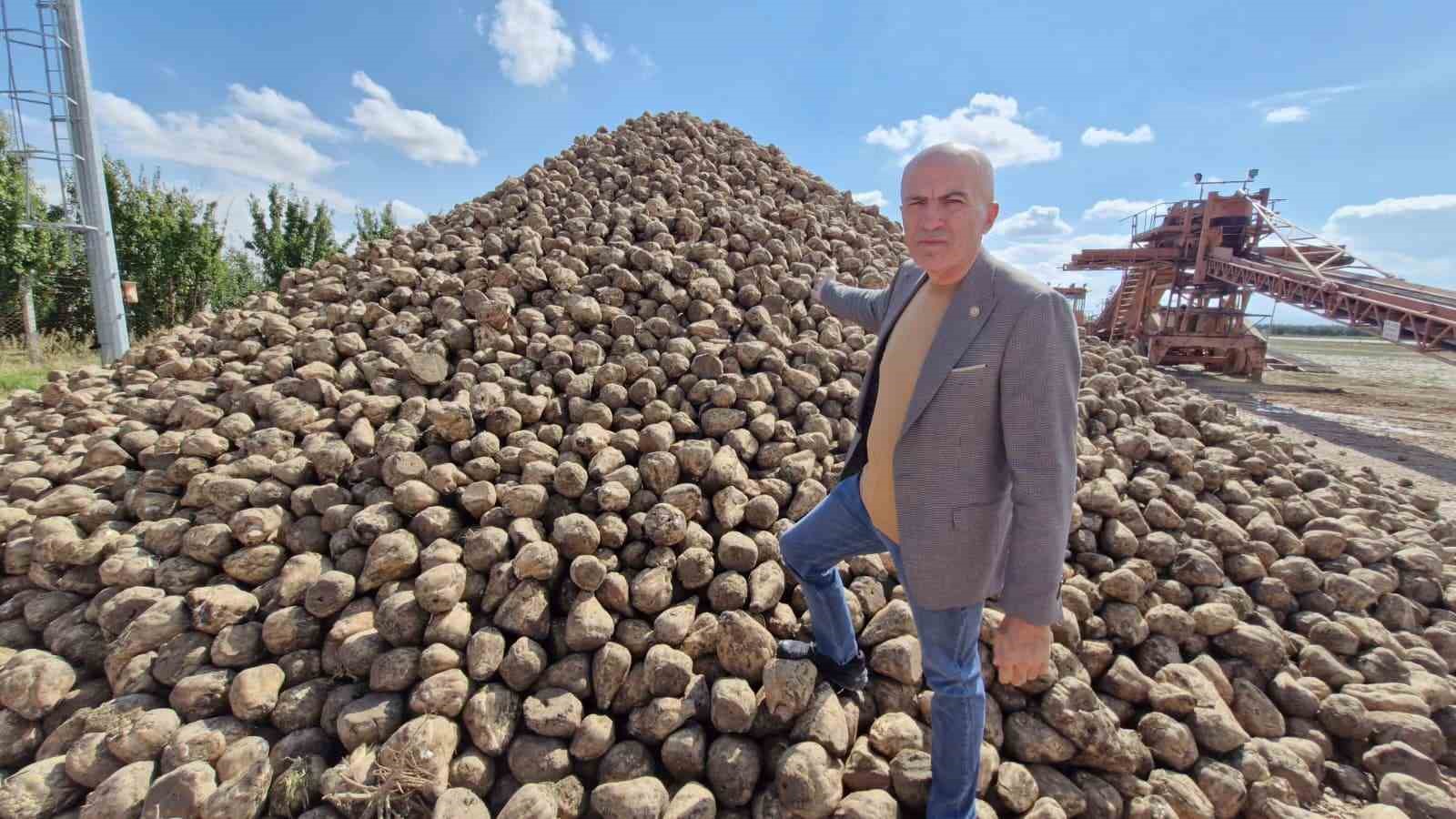 Karaman’da kantara getirilen şeker pancarları ve pancar yığını önünde duran Mehmet Bayram.