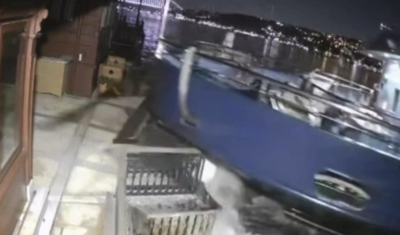 Üsküdar’da yolcu vapuru Derin Mermerci'nin yalısına ve önündeki tekneye çarptı