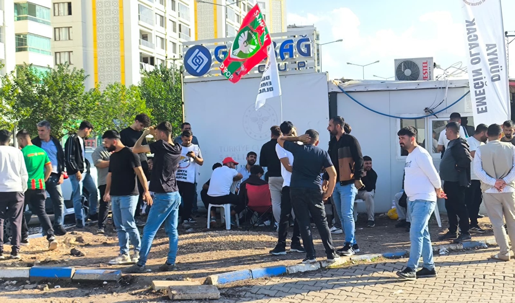 On strike for 9 days: Police intervene against workers at Diyarbakır City Hospital construction site