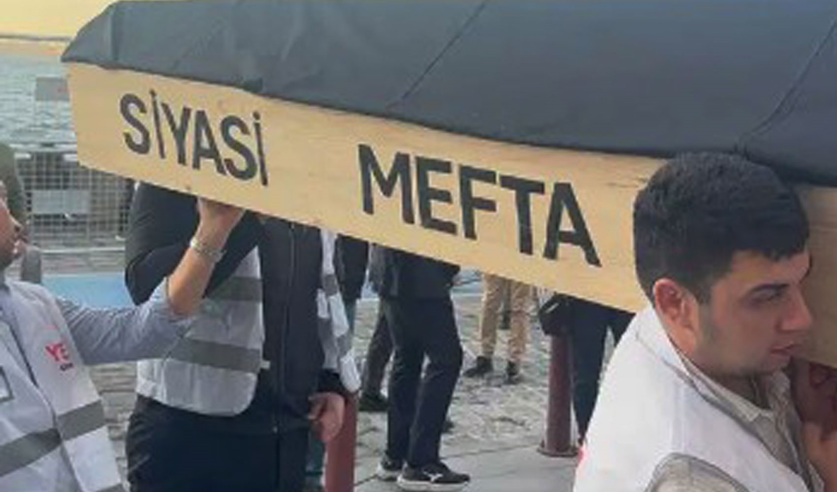 Protest against Cemil Tugay by İzmir residents: 'Traitor Cemil' slogans chanted