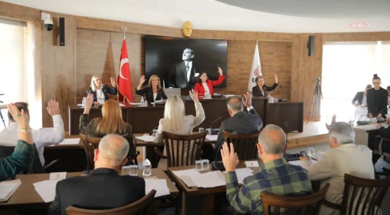 Members raising their hands for a vote at the Edirne Municipal Council meeting.
