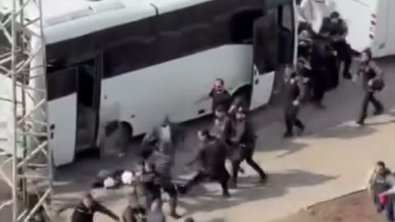 Mobile phone footage showing the moment police intervened against workers at the construction site.