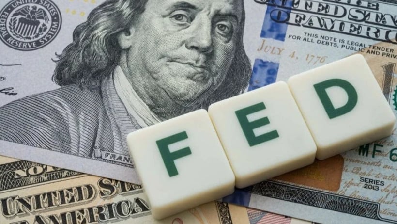 Dolar banknotları üzerinde FED harflerinin yer aldığı görsel.