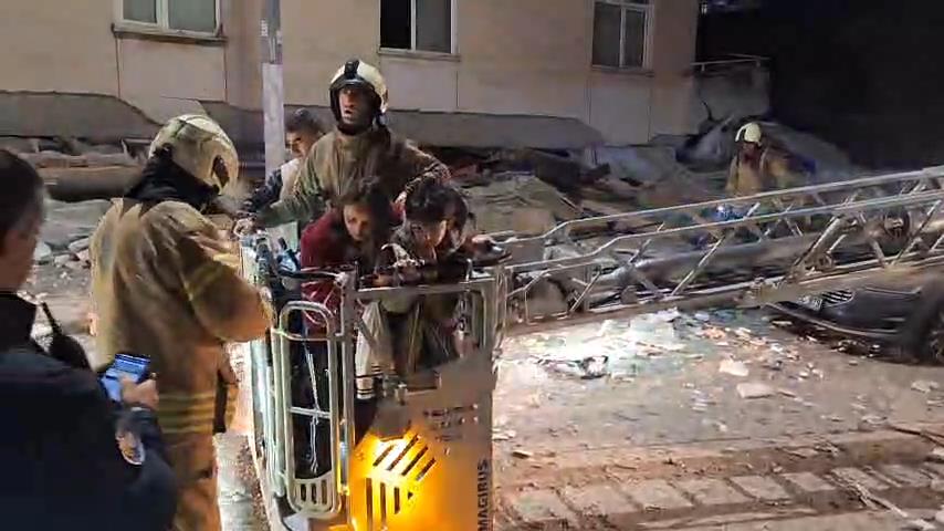Such- und Rettungsarbeiten vor dem eingestürzten Gebäude in Maltepe.