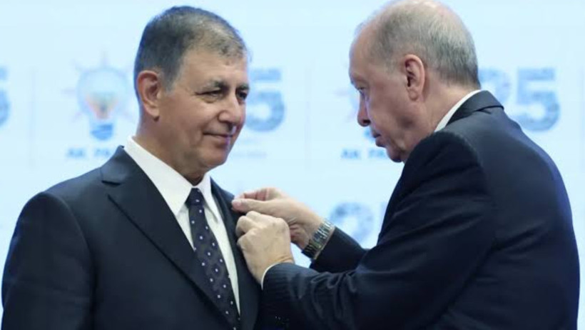Cemil Tugay ile Cumhurbaşkanı Recep Tayyip Erdoğan’ın bir törende yer aldığı görüntü.
