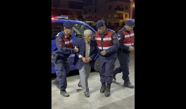 Aufnahmen, die zeigen, wie Gendarmerie-Einheiten in der Nacht einen Verdächtigen festnehmen.