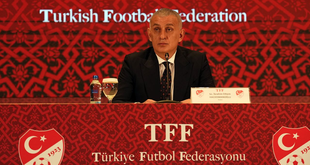 TFF Başkanı İbrahim Hacıosmanoğlu basın toplantısında.