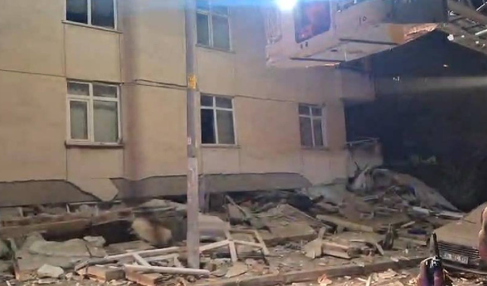 Maltepe’de 7 katlı binada çökme: Arama kurtarma ekipleri bölgede çalışma başlattı