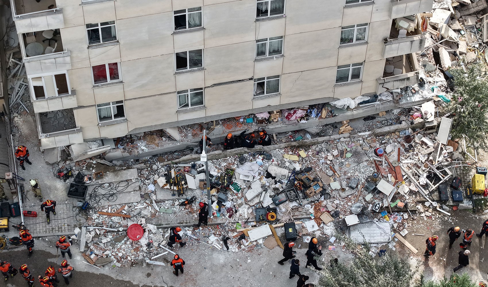 Identities of the 2 people who died in the building collapse in Maltepe have been identified