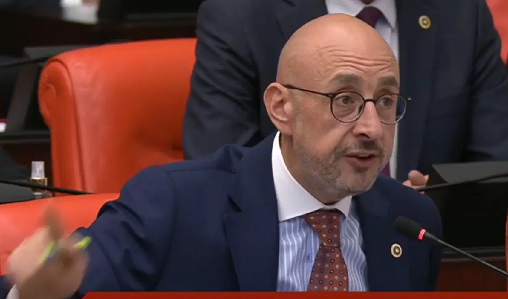 İYİ Party's Poyraz reacts to AKP benches over 'fund crisis'