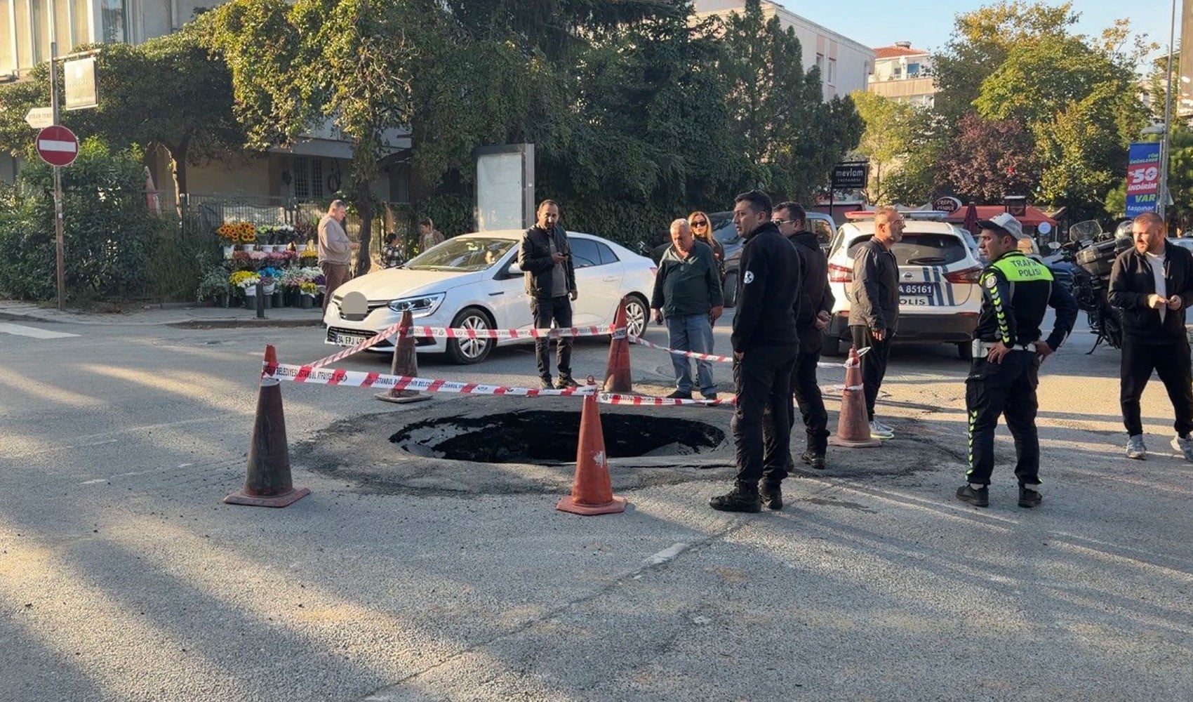 Beşiktaş’ta ana caddede yol çöktü
