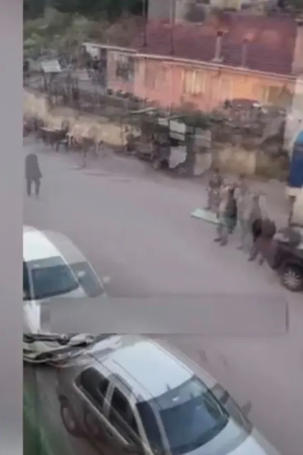 Maltepe’de polis ekiplerinin bulunduğu sokakta olay anına ilişkin görüntü.