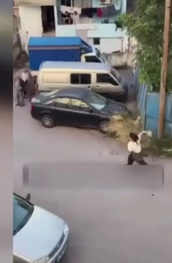 Maltepe’de sokakta park halindeki araçların bulunduğu bölgede olay sonrası görüntü.
