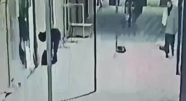 Çarşı içinde güvenlik kamerası görüntülerinden alınmış, şüphelilerin hareketlerini gösteren düşük çözünürlüklü kayıt.