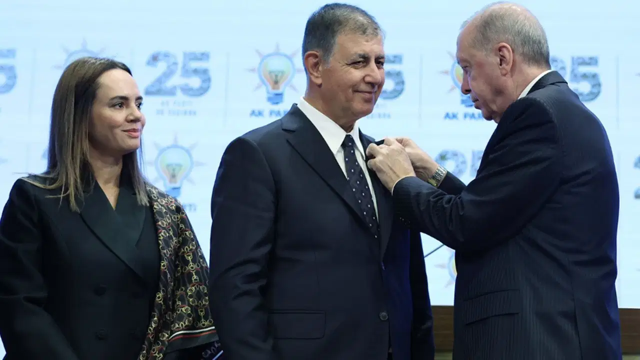 Cemil Tugay’ın, AKP rozeti takıldığı törenden bir kare.
