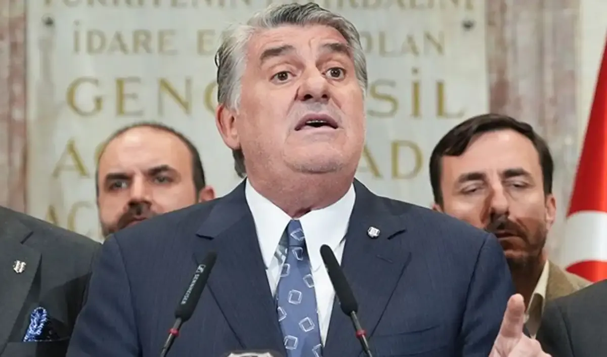 Beşiktaş Başkanı Serdal Adalı mikrofonların önünde açıklama yaparken görülüyor.