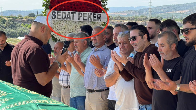 Sezen Taş’ın cenaze töreninde üzerinde Sedat Peker yazan çelenk ve dua eden kalabalık.