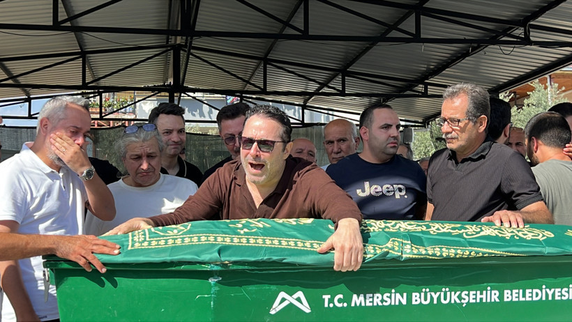 Atilla Taş ve yakınlarının Sezen Taş’ın tabutu başında bulunduğu cenaze töreninden bir kare.