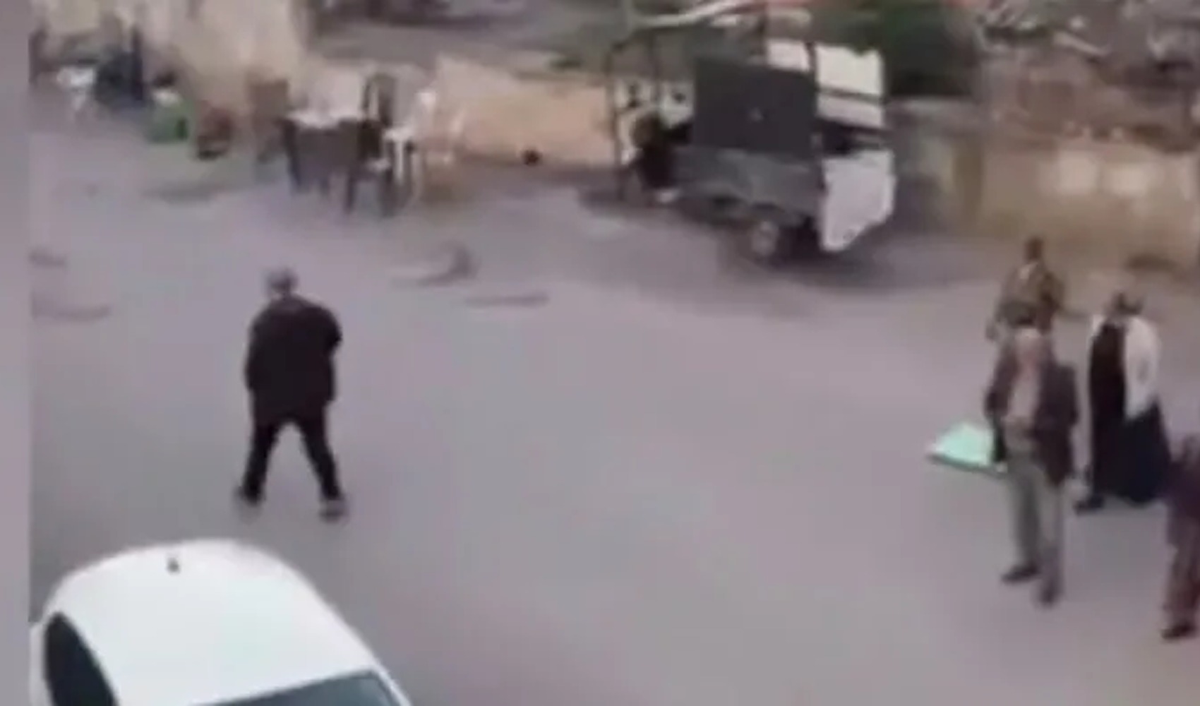Maltepe’de polise taşlı sopalı saldırı