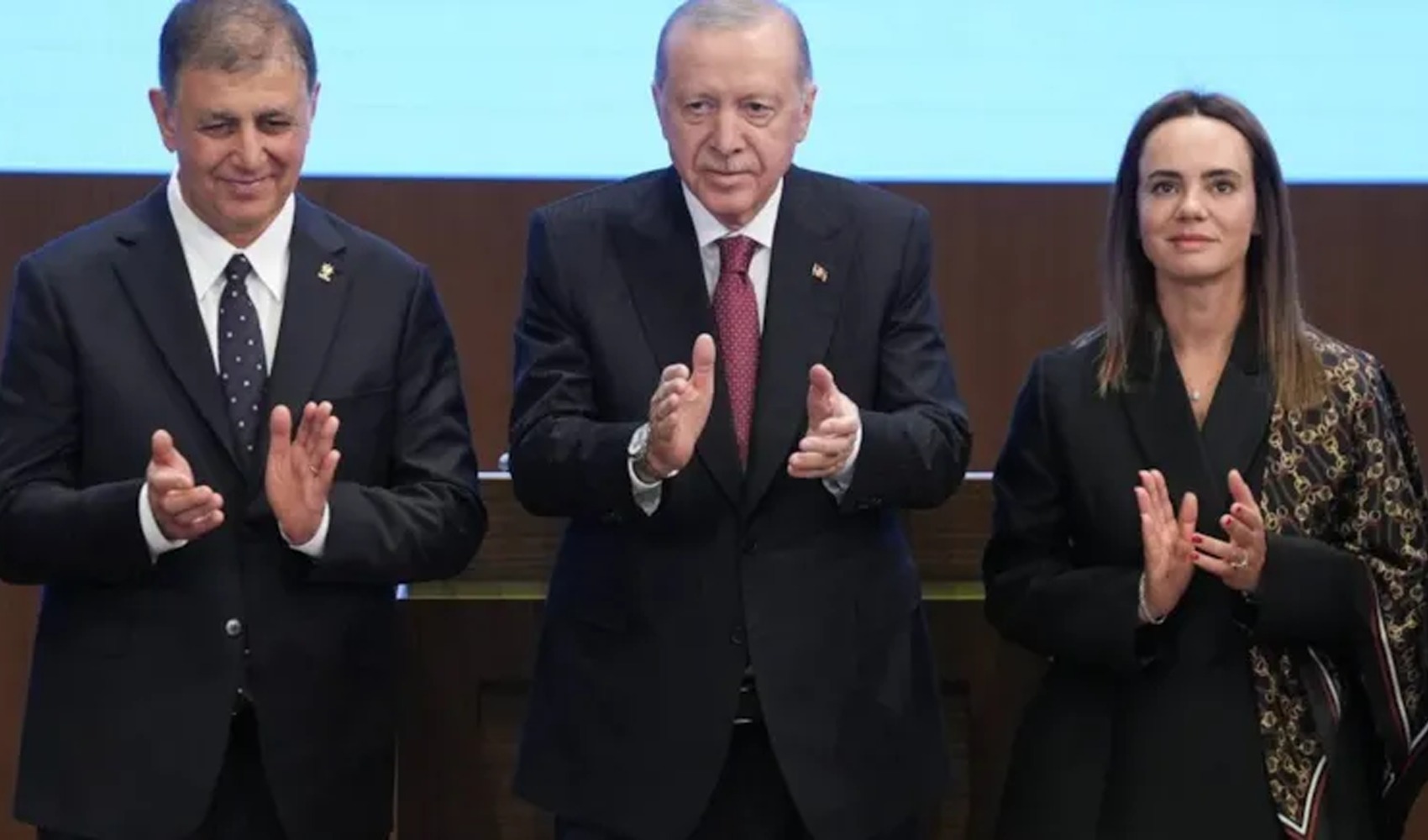 Erdoğan’ın Cemil Tugay'ın eşini sahneye davet etmesi gündem olmuştu: Eski sözler akıllara geldi