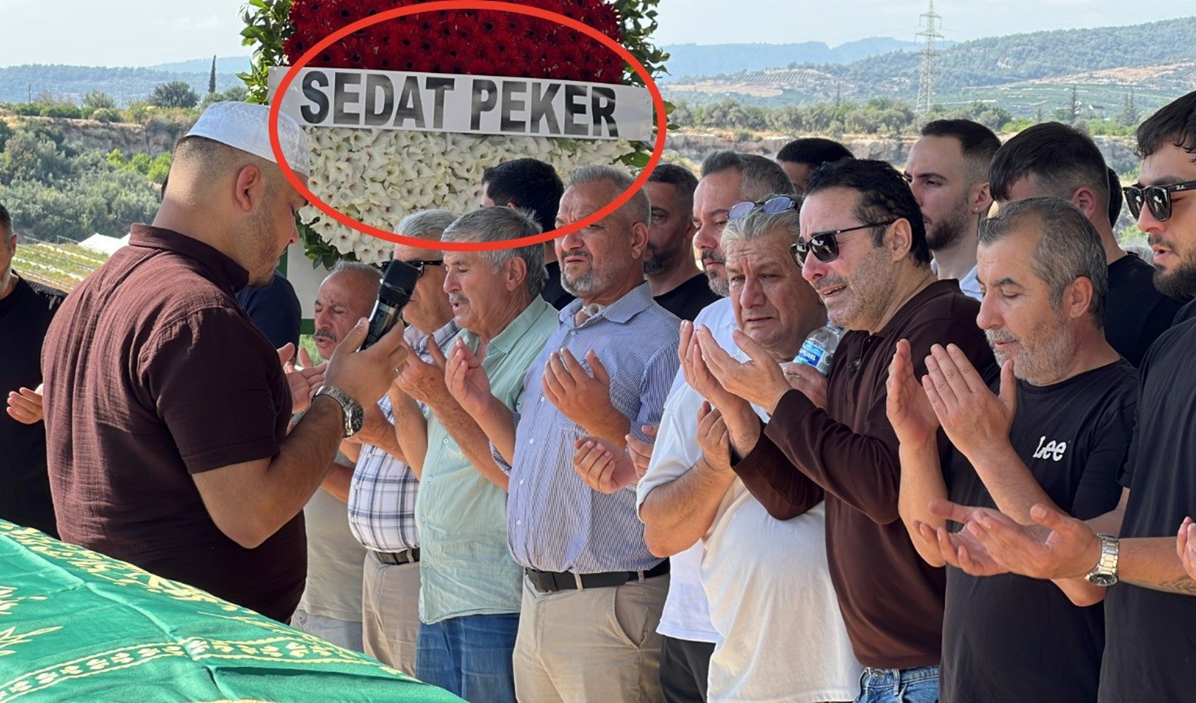 Sezen Taş’ın cenazesinde Sedat Peker çelengi