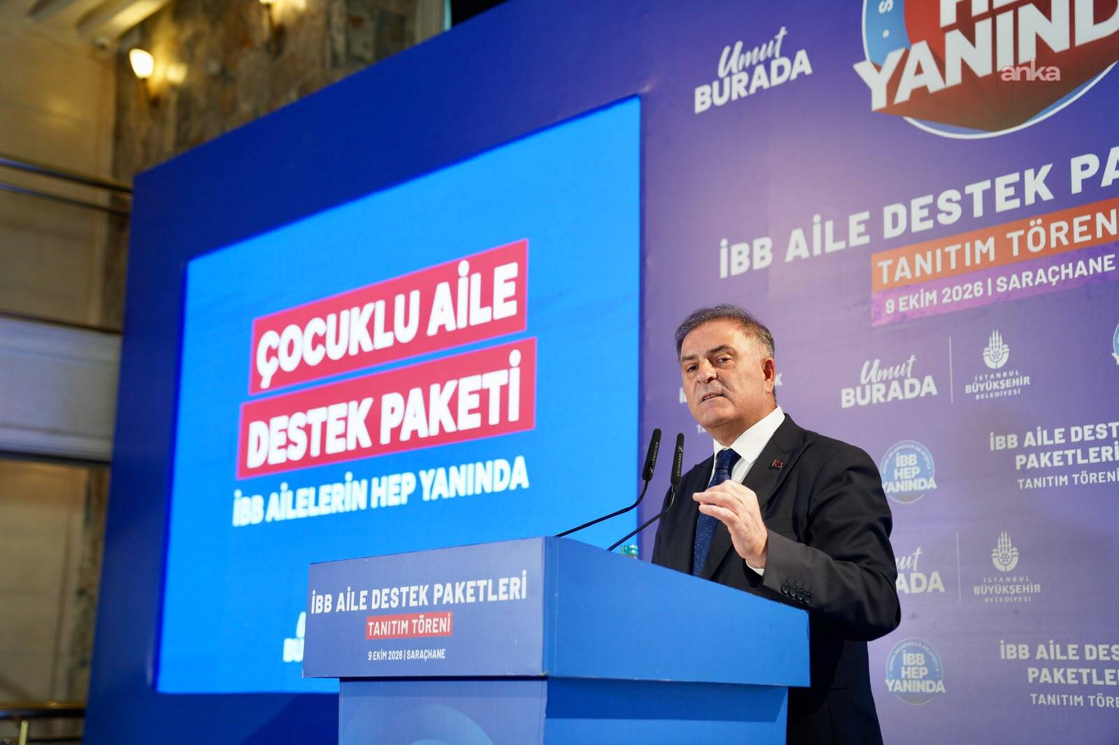 Nuri Aslan, İBB Aile Destek Paketleri Tanıtım Töreni'nde kürsüde konuşuyor.