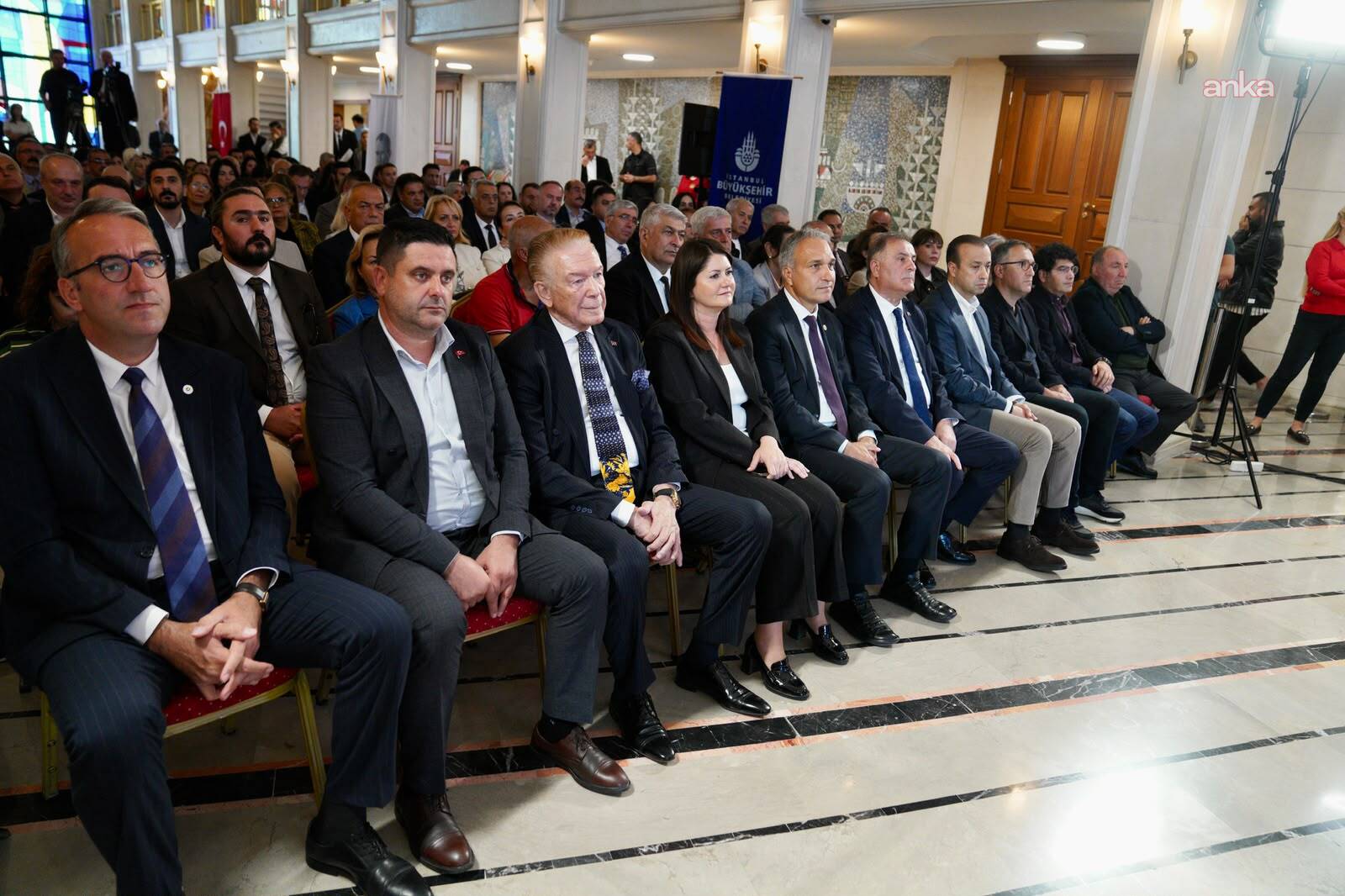 İBB Aile Destek Paketleri Tanıtım Töreni'ne katılan davetliler salon sıralarında oturuyor.