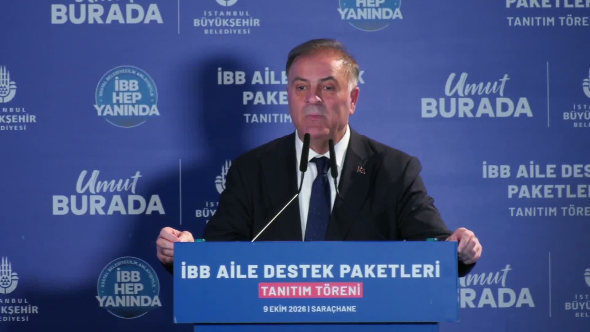 Nuri Aslan, İBB Aile Destek Paketleri kürsüsünde mikrofonların arkasında konuşuyor.