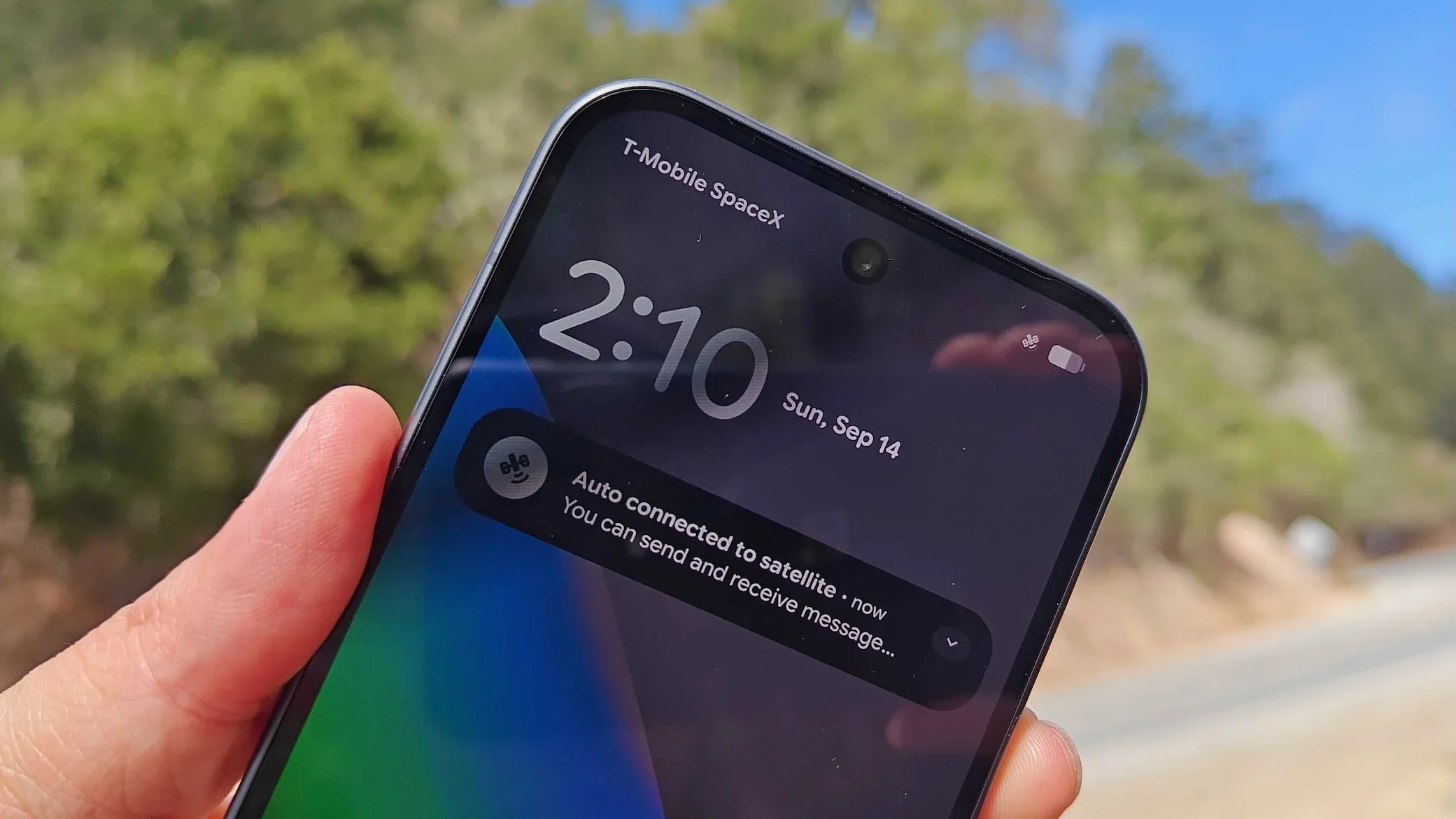 Bir akıllı telefon ekranında uydu bağlantısı bildirimini gösteren Starlink Mobile/T-Mobile SpaceX görseli.
