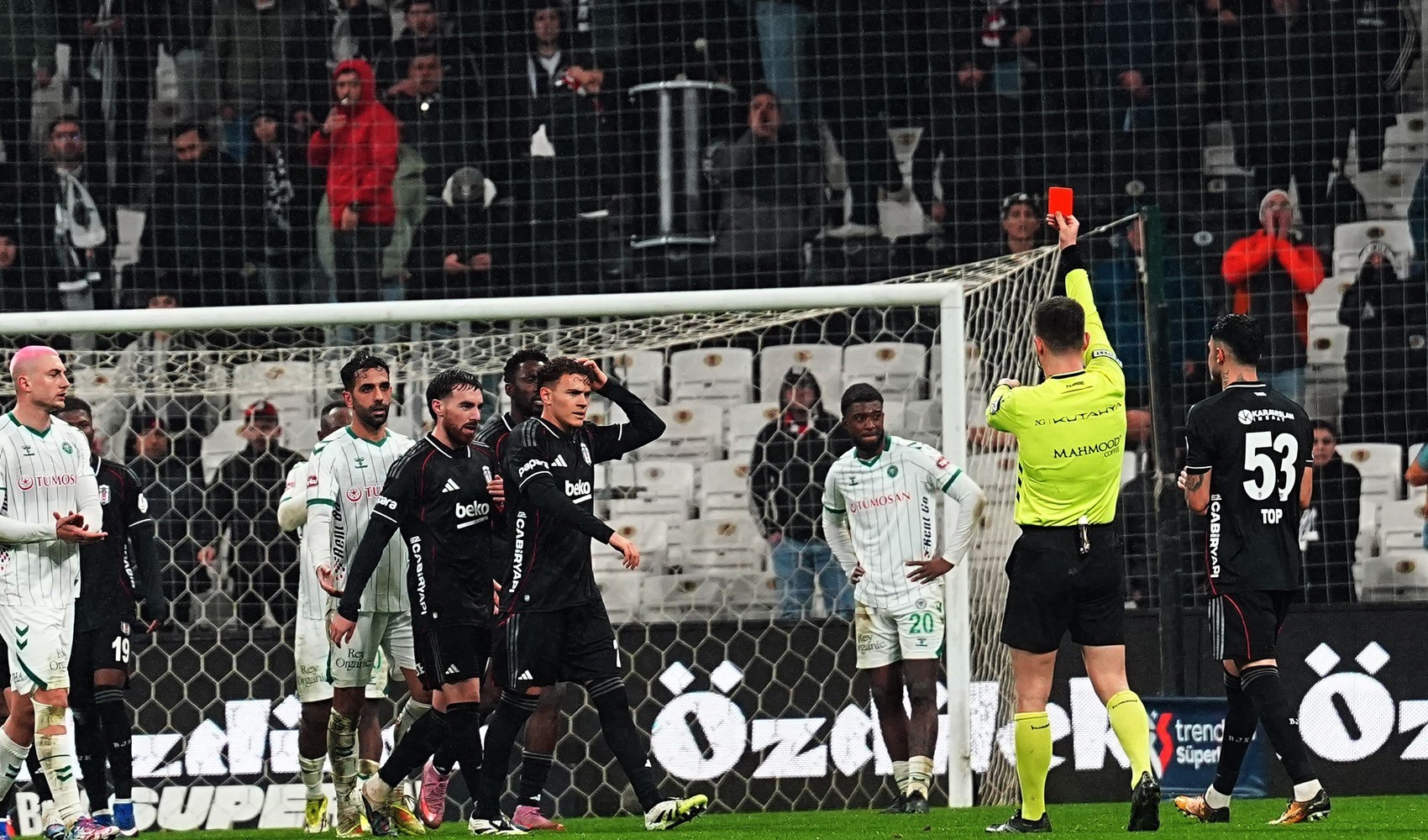 Beşiktaş'ın yeni transferi Asllani kırmızı kart gördü