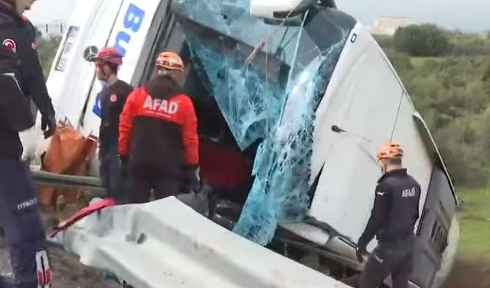 Antalya'da yolcu otobüsü devrildi