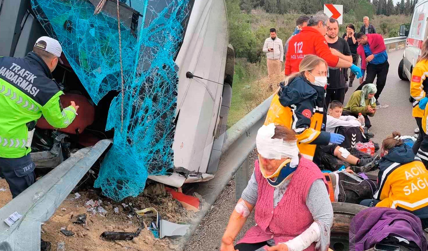Antalya'da yolcu otobüsü devrildi