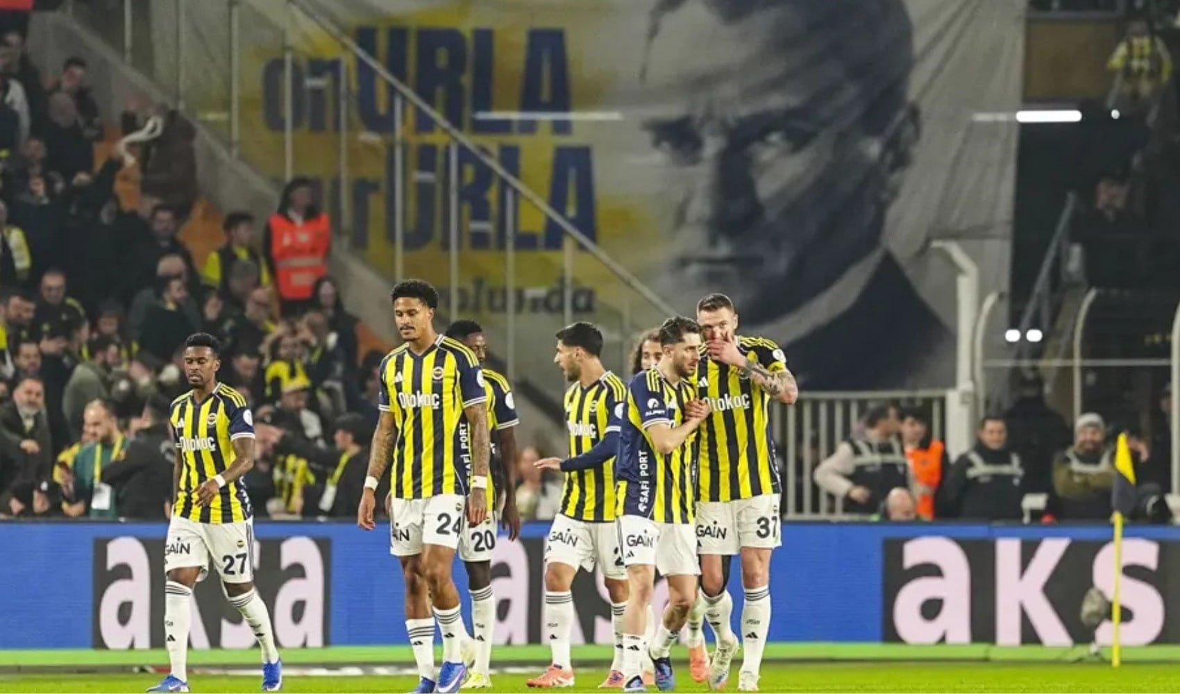 Fenerbahçe'de 3 futbolcu kart sınırında