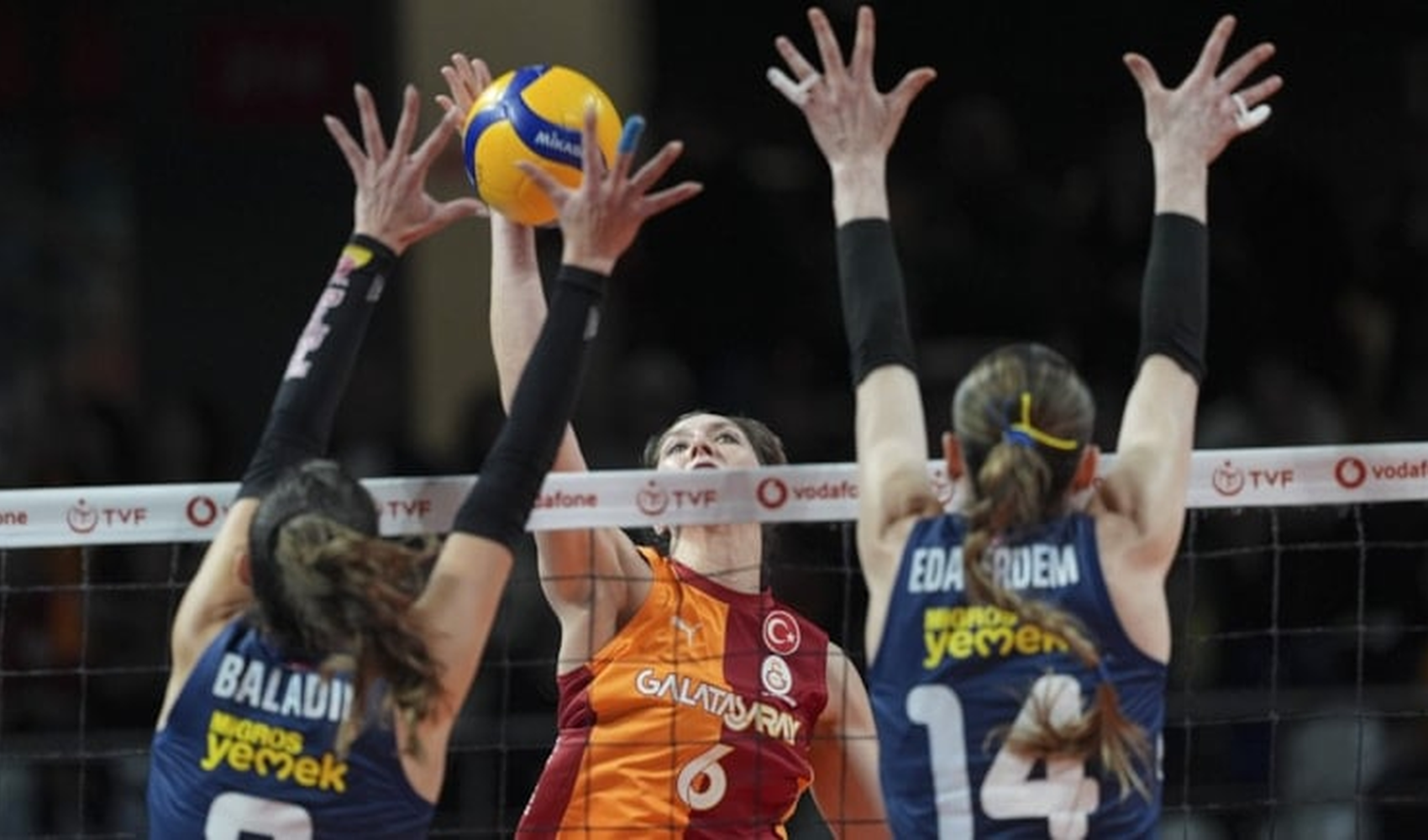 Fenerbahçe derbide Galatasaray'ı set vermeden geçti