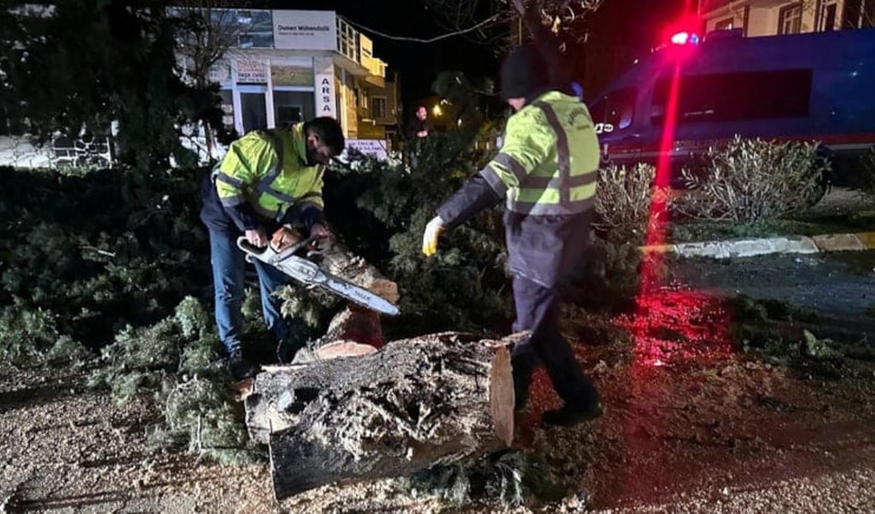 Kuvvetli fırtına Tekirdağ’da günlük yaşamı aksattı