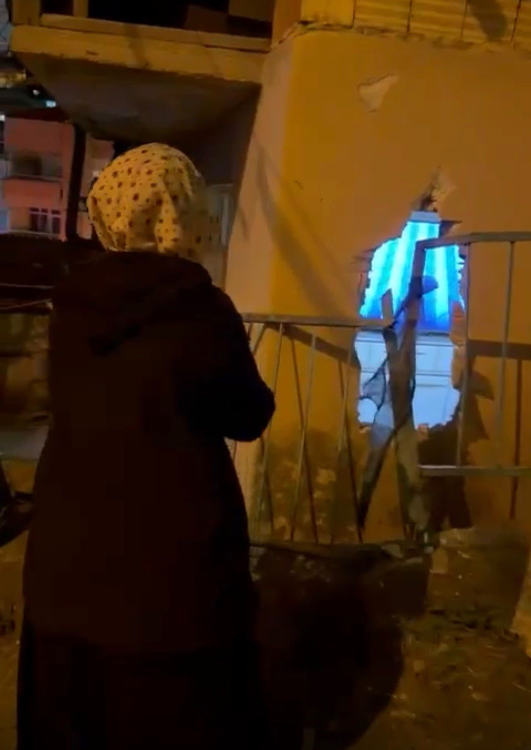 Evinde otururken kamyonet kazası yaşadı