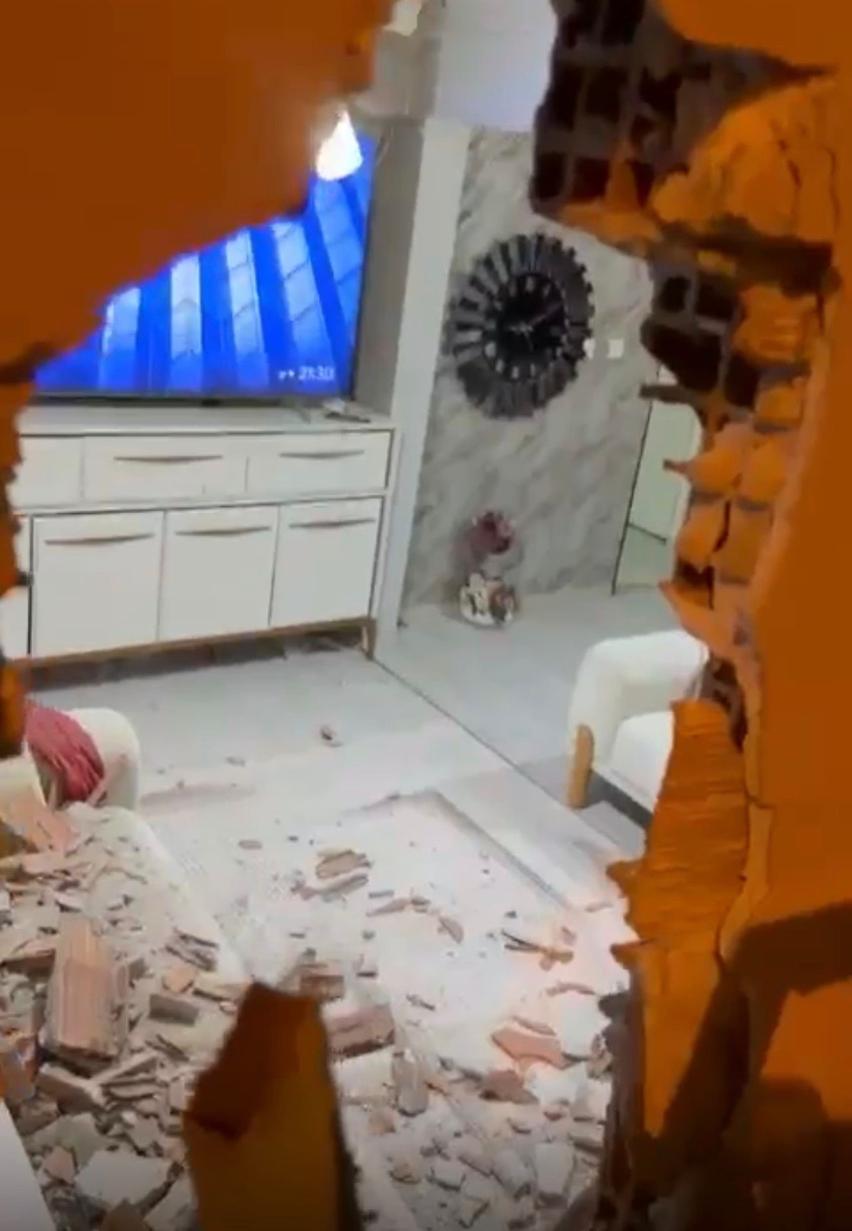 Evinde otururken kamyonet kazası yaşadı