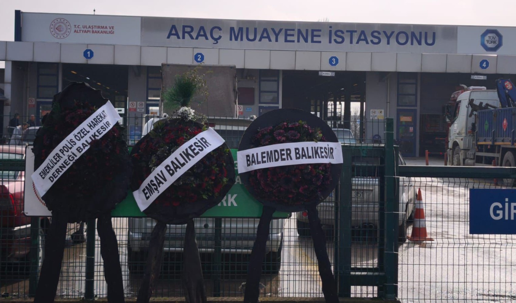 TÜVTÜRK önünde siyah çelenkli protesto