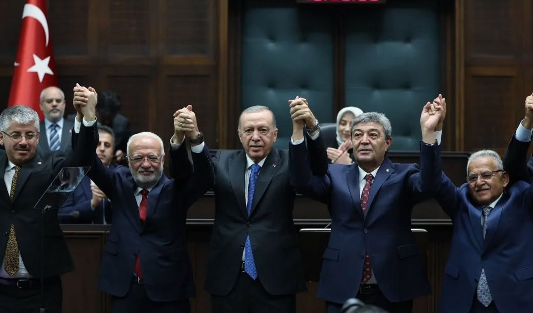 Bir dönem iktidarı eleştiriyordu: İYİ Parti'den AKP'ye geçen vekil Meclis'te kayboldu