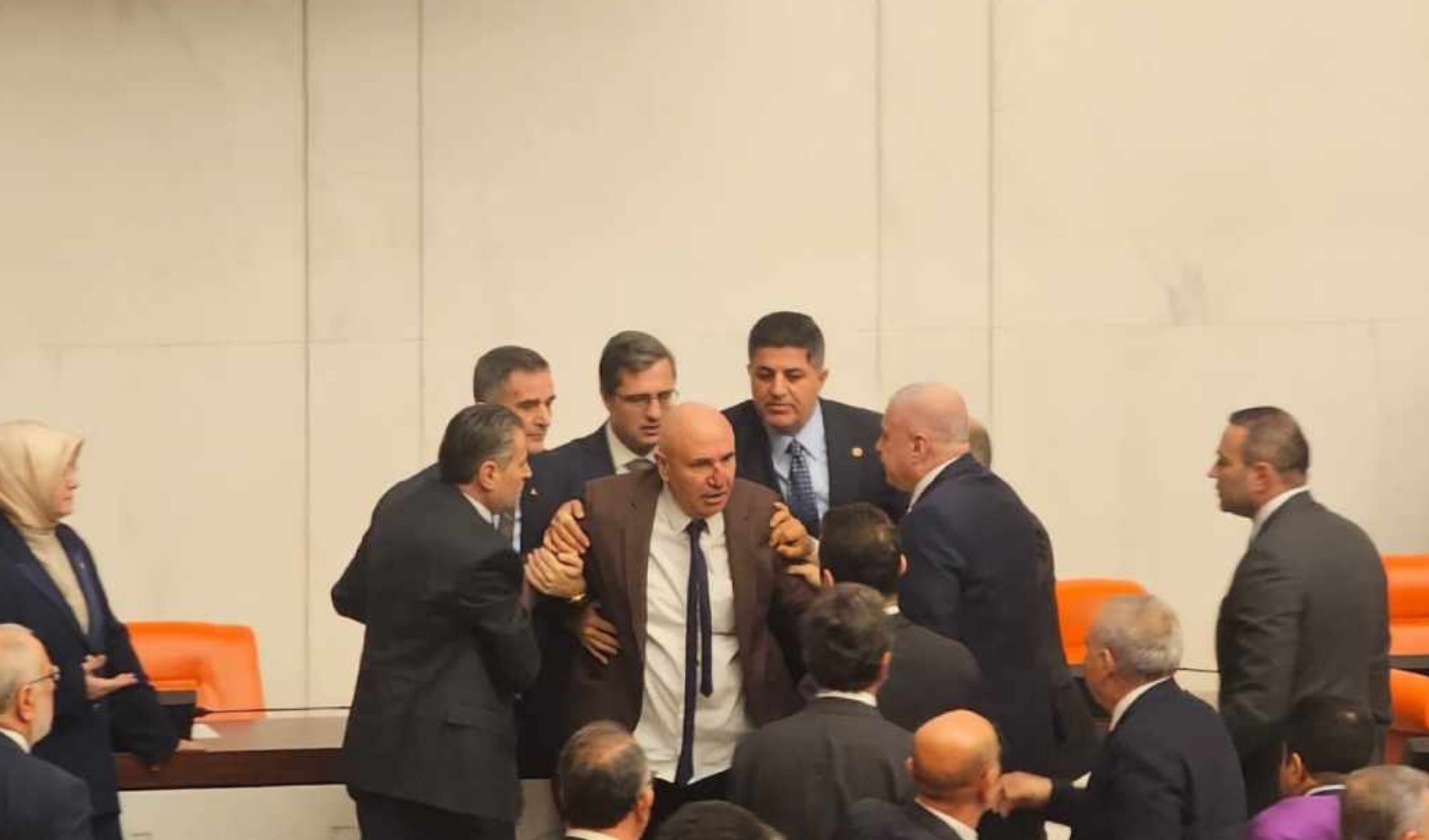 Meclis'te saldırıya uğrayan Mahmut Tanal hastaneye kaldırıldı