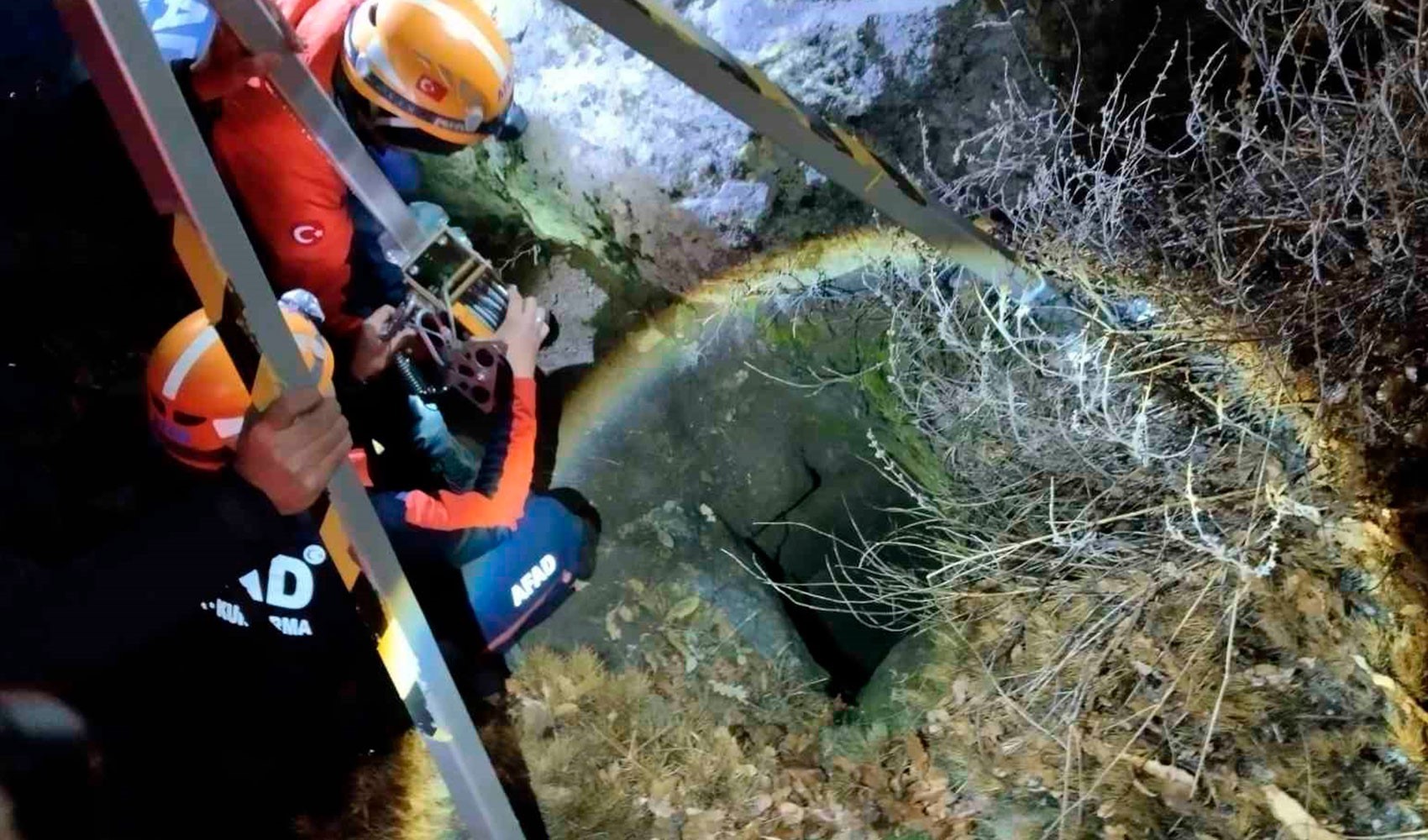 4 saat süren kurtarma operasyonu: Define bulmak için girdikleri sarnıçta mahsur kaldılar
