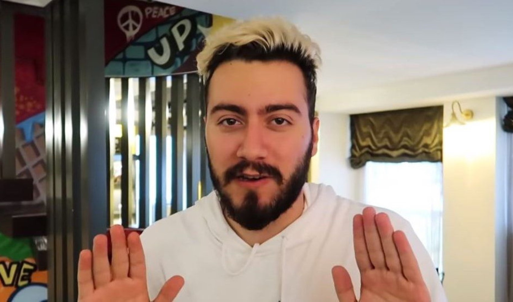 Enes Batur havalimanında gözaltına alındı