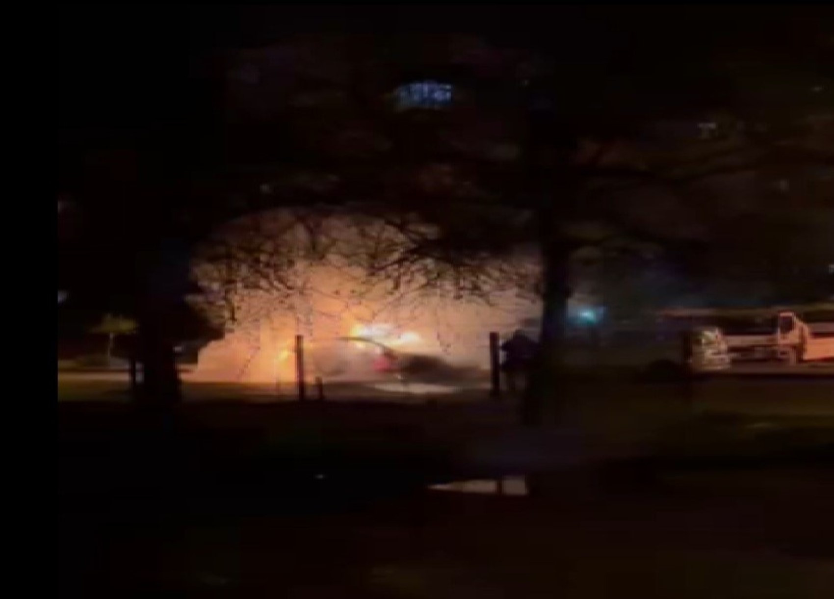 Benzin dökerek hem kendinin hem de kız arkadaşının aracını yaktı: Alevler yakındaki kamyonete sıçradı