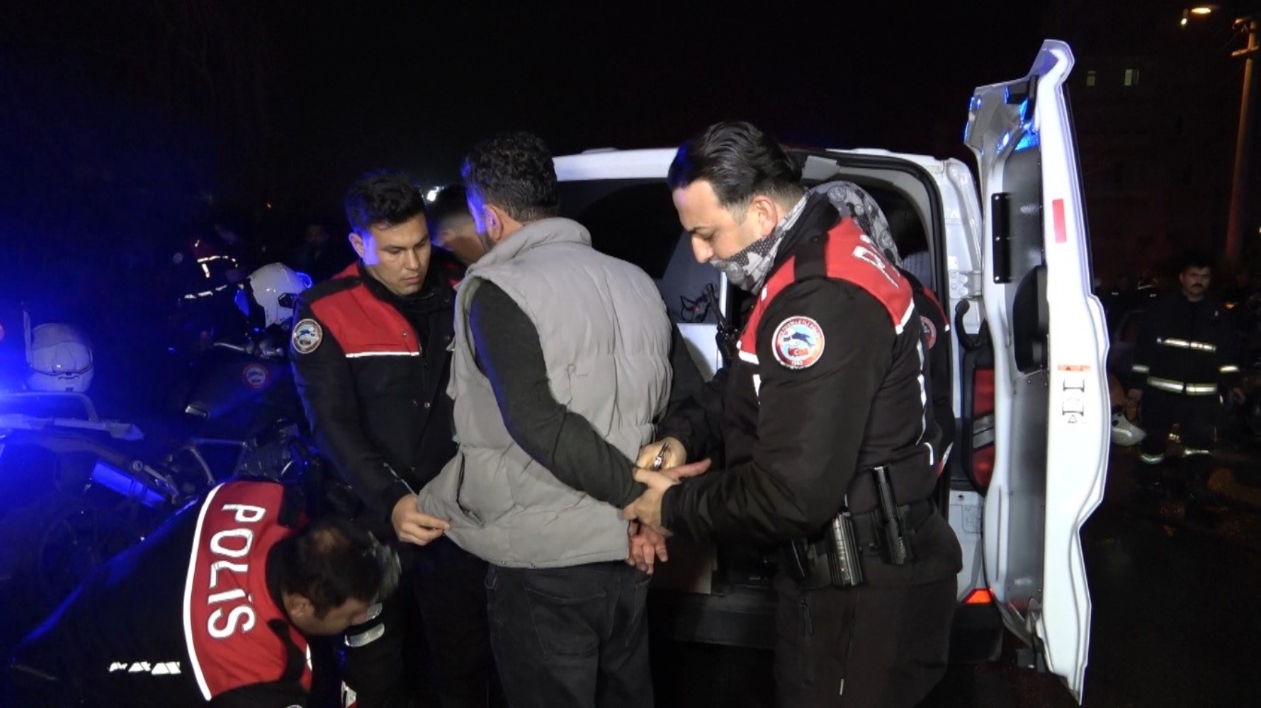 Benzin dökerek hem kendinin hem de kız arkadaşının aracını yaktı: Alevler yakındaki kamyonete sıçradı